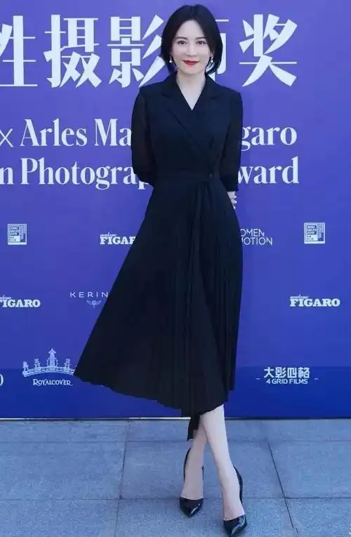 俞飞鸿新剧脸僵脸上坑洼皮肤很粗糙气质女神也是靠营的