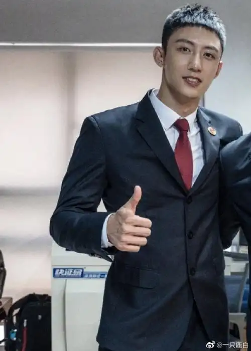 男明星寸头可以有多帅#寸头不能少了黄景瑜,对这种简单利落的发忻没