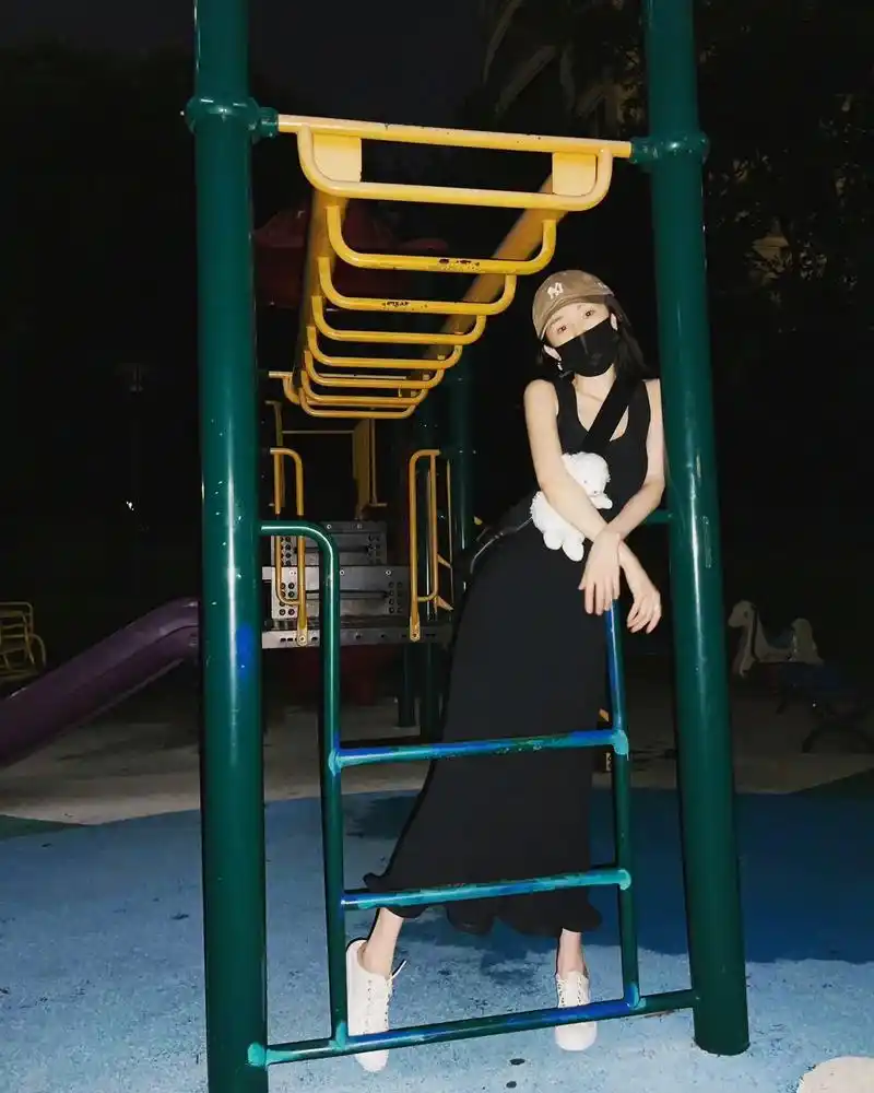 起猛了,看到幂#杨幂 昨天逛街的日常图了#向全世界安利杨幂 - 抖音