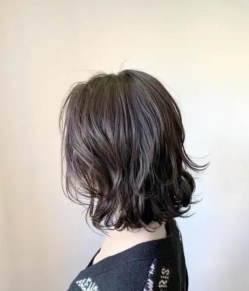 神奇的层次感卷发女孩不可错过的外翻卷发打造小脸效果