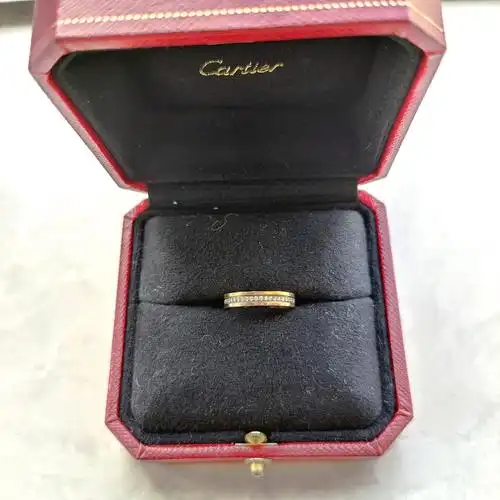 三折的卡地亚戒指