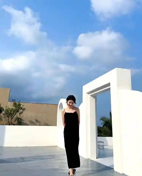 高圆圆晒海边度假美照,穿一条黑色吊带裙,清爽简约气质出众!