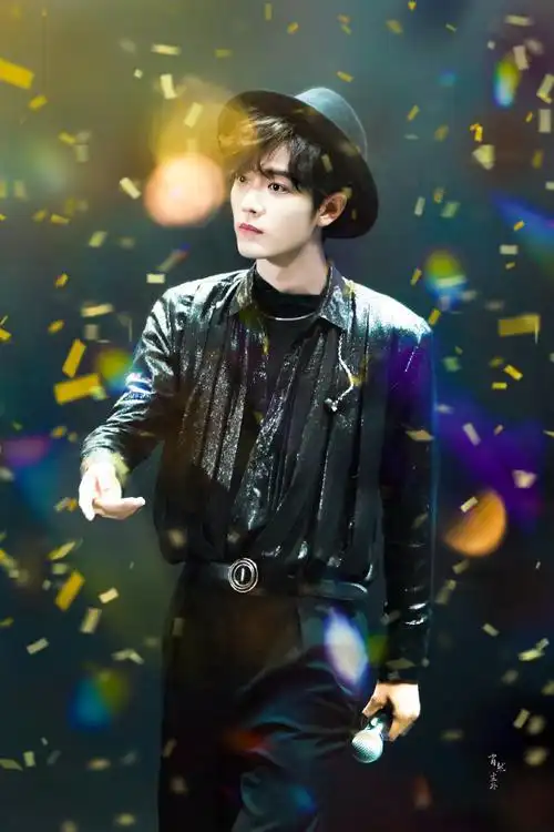 彩带飘下的那刻,继续做闪闪发光的巨星吧#肖战