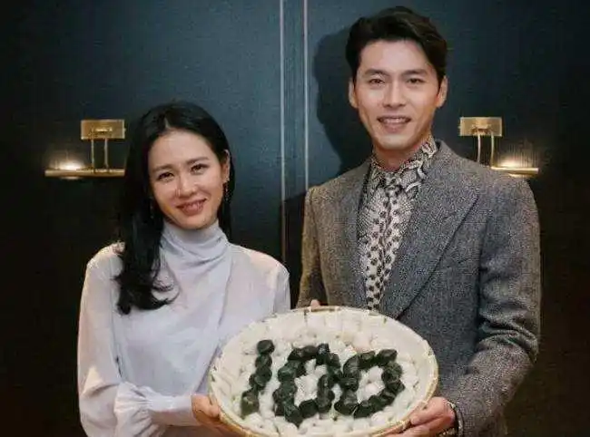 玄彬孙艺珍前往美国度蜜月街上无人门店紧闭女方走路有点瘸脚