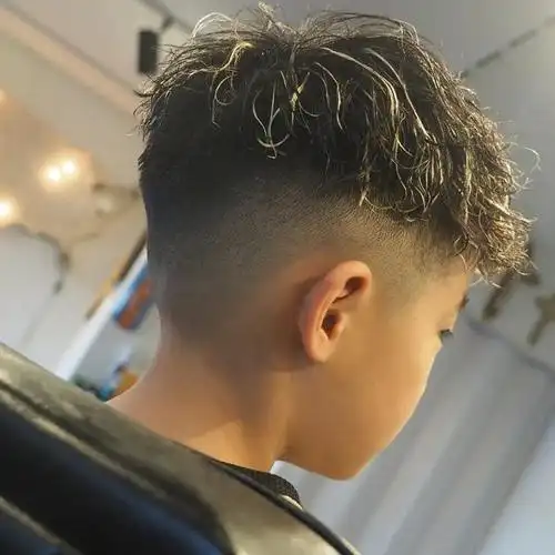 从简约的小寸头到时尚烫染发型,再到可爱的飞机头和个性扎发,都能让