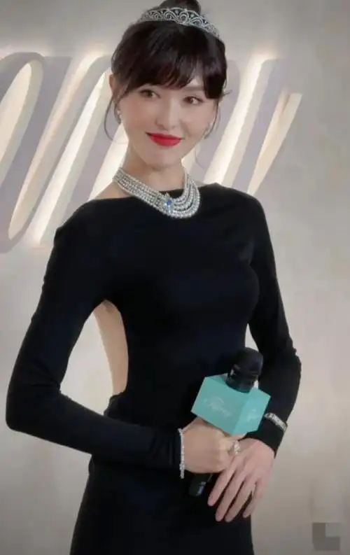 tiffany这夜赫本风的唐嫣风韵犹存的刘嘉玲都败给了钟楚曦