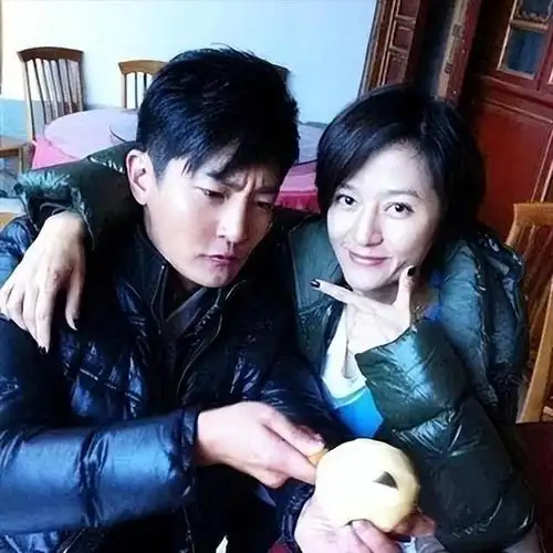 "老男孩"郭京飞,与鲍莉闪婚,20年宠妻如宝,今一家三口很幸福