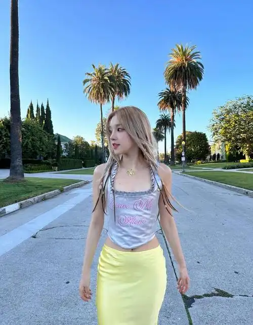 宋雨琦大秀尺度穿搭,时尚性感!