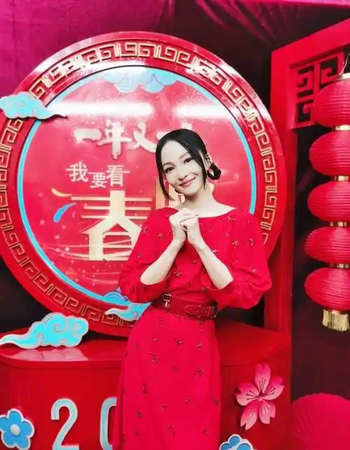 原创张韶涵再登春晚惊艳献唱一身中国红礼裙喜气洋洋迎新年