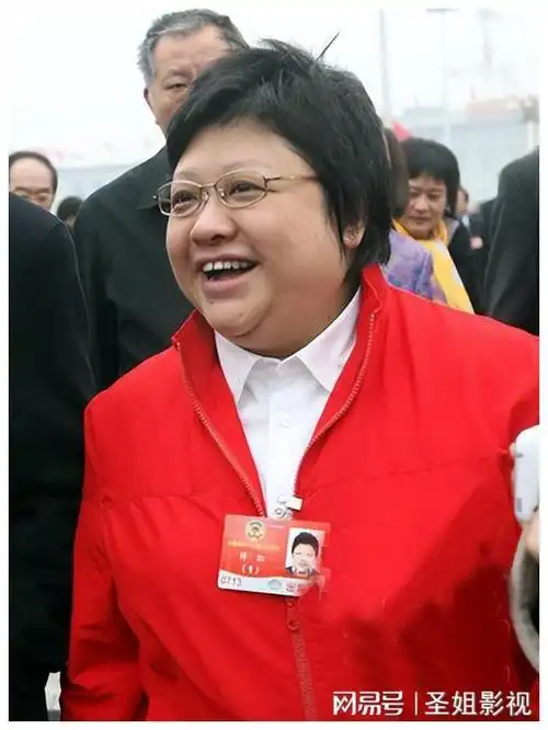 53岁韩红男友终于现身两人38年前相爱如今差距一目了然