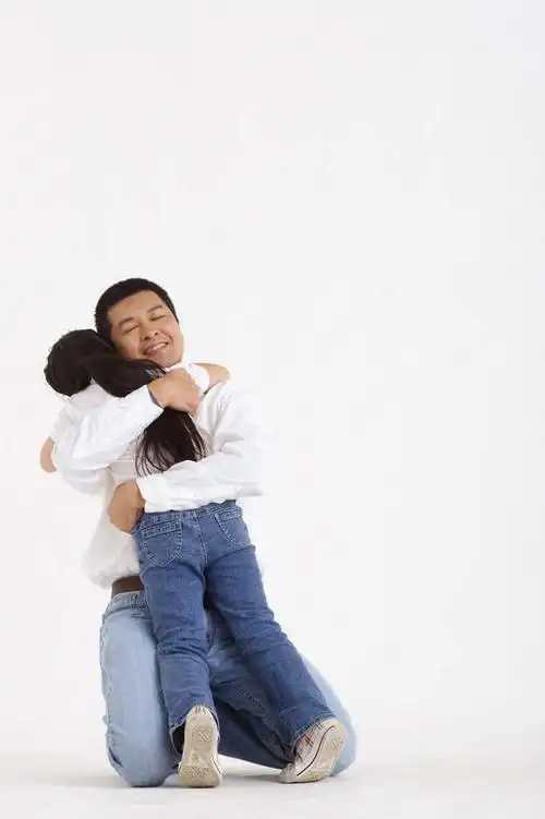 东方人,儿童,背部,两个人,家庭,父亲,女儿,抱,竖图,室内,白天,白色