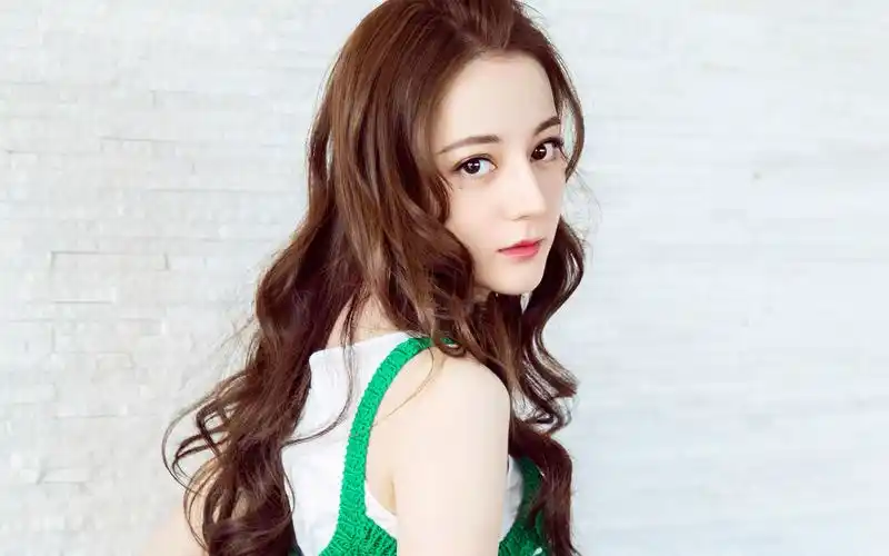 大陆明星,迪丽热巴 迪丽热巴性感甜美写真桌面壁纸,温柔甜美的小仙女