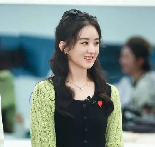 2021年,赵丽颖离婚后首次在《中餐厅》里现身.