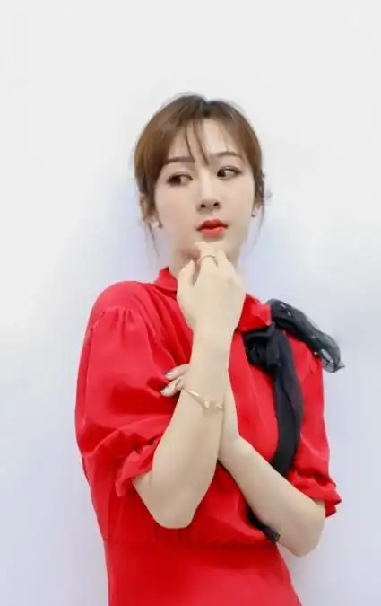 也正是因为拍戏的原因,杨紫在最新采访中透露因为行程的原因,导致自己