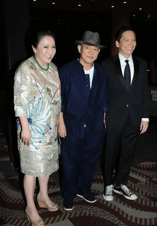 向华强和陈岚出席活动穿黑白服装很有情侣范陈岚的项链抢镜