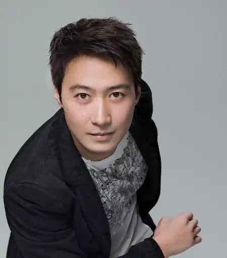 52岁黎明近照身材发福满脸老年斑和小20岁娇妻像父女