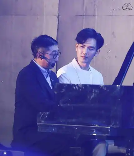 钟汉良出席某品牌活动一身白色西装帅到令人窒息