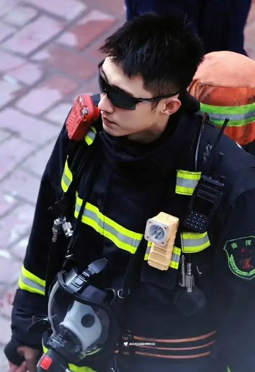 黄景瑜的绝对领域,不愧是娱乐圈服兵役的男人,请把军装焊在身上吧