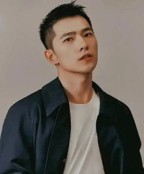 帅气杨洋寸头照颜值超级能扛,爱了爱了.