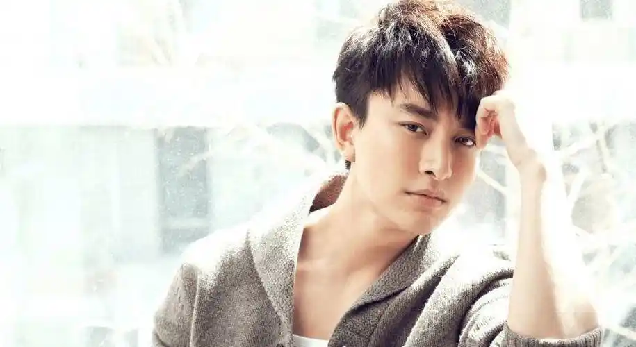 在视频里,贾乃亮一如既往的话多,不停的吐槽自己的发型,称发型师本来