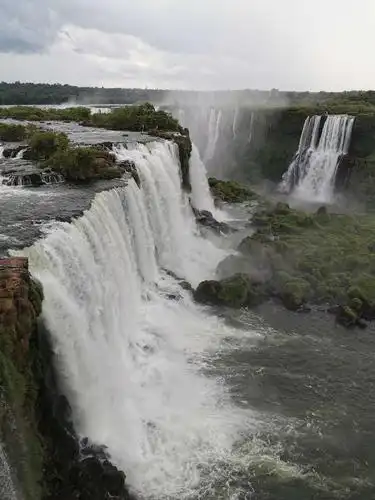 世界第一跨度大的伊瓜苏大瀑布,由275个大小不同的瀑布所组成,雄伟的