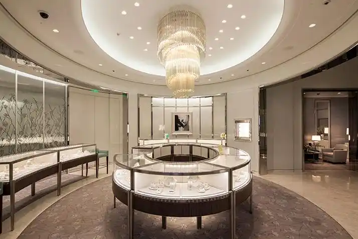 在商场中庭举行了为期一周的展览,以纪念蒂芙尼175年的超凡卓然设计