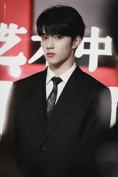 刘耀文东方风云榜造型,黑色西装衬托端正帅气|刘耀文|东方风云榜_新浪