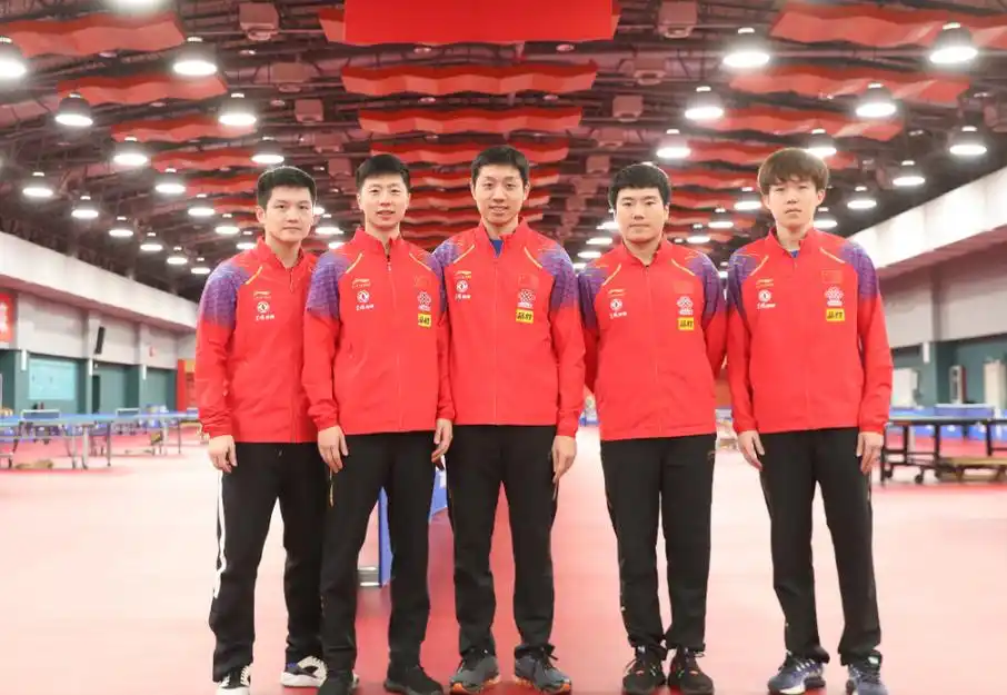 国乒大合照,中国红闪耀德班!队员位置透露玄机