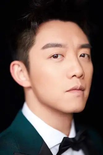 郑恺墨绿西装帅气有型 获封年度品质演员