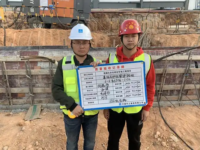 3,监理,施工单位人员对基坑冠梁进行举牌验收.