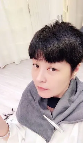 哈文换新发型剪成超短发 清爽利落网友大赞"年轻"--传媒--人民网