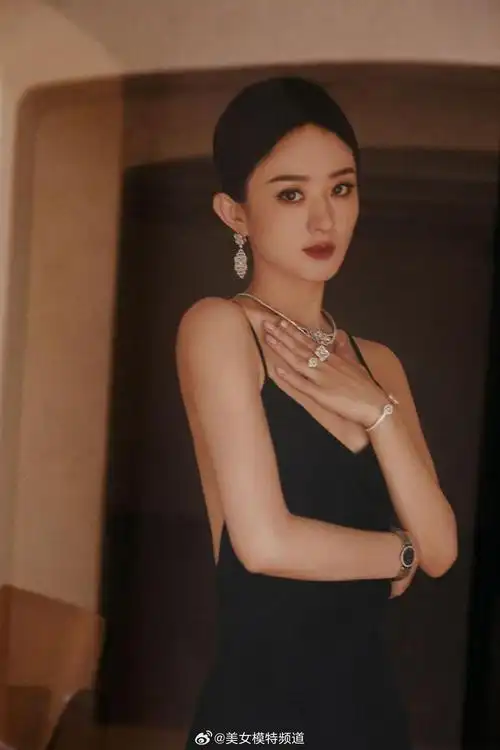 赵丽颖黑色吊带礼服裙明艳迷人