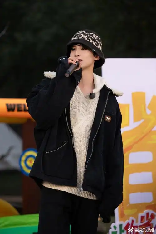 白敬亭钩花渔夫帽#白敬亭钩花渔夫帽真的看着好可爱啊,这时尚度,颜值