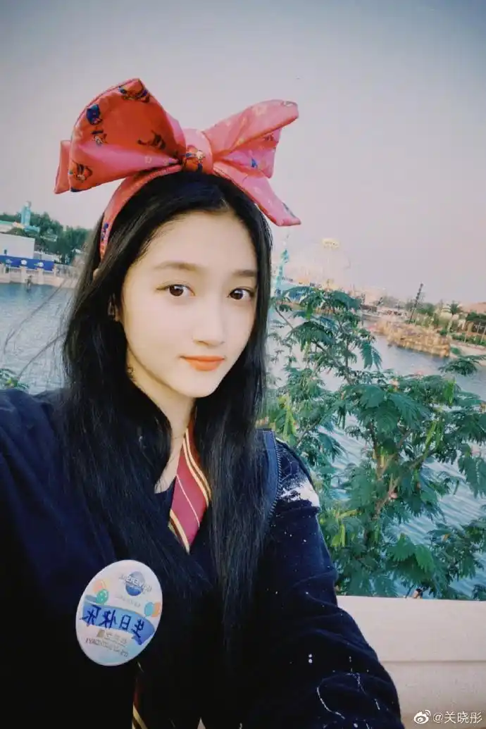 关晓彤晒环球影城游玩照 戴粉色蝴蝶结发箍俏皮可爱