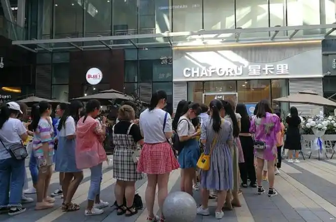 王俊凯父母奶茶店生意火爆!