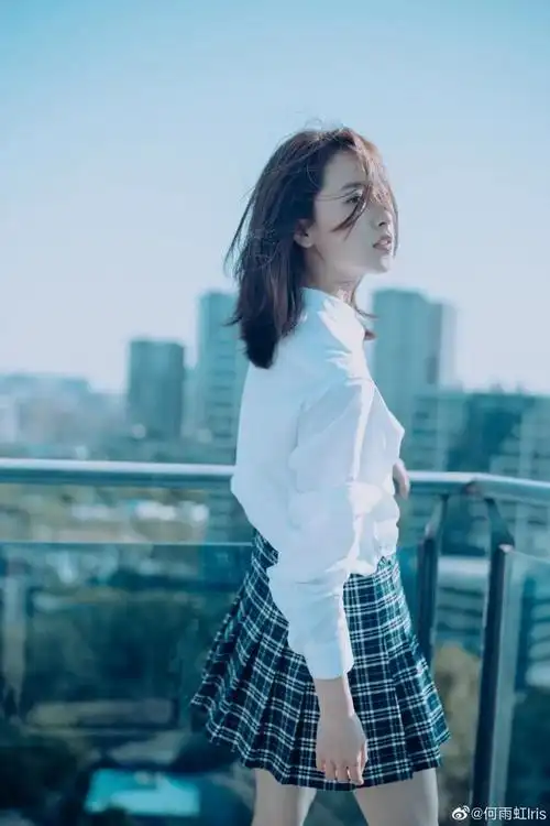 她叫何雨虹,来自山东青岛,演员,毕业于中央戏剧学院,表演专业