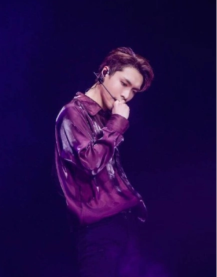 张艺兴最新舞台图曝光,舞台表现力满分,脚受伤状态依然很好