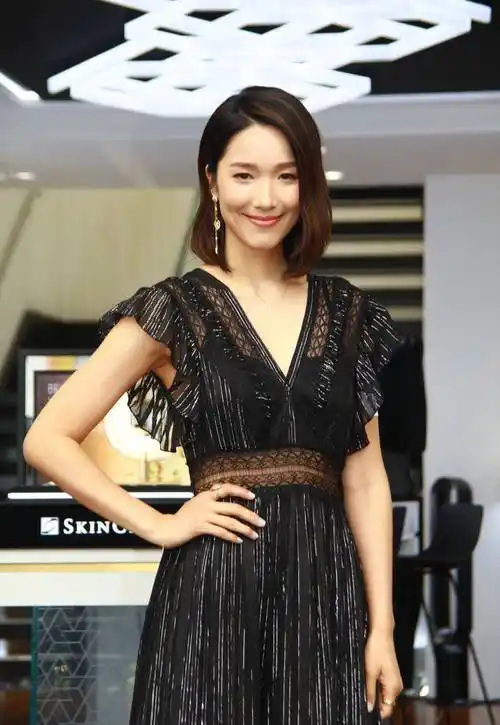 李亚男有料又大胆,穿鱼尾裙"腰臀比"太惊艳,同框王祖蓝太喜感_时尚