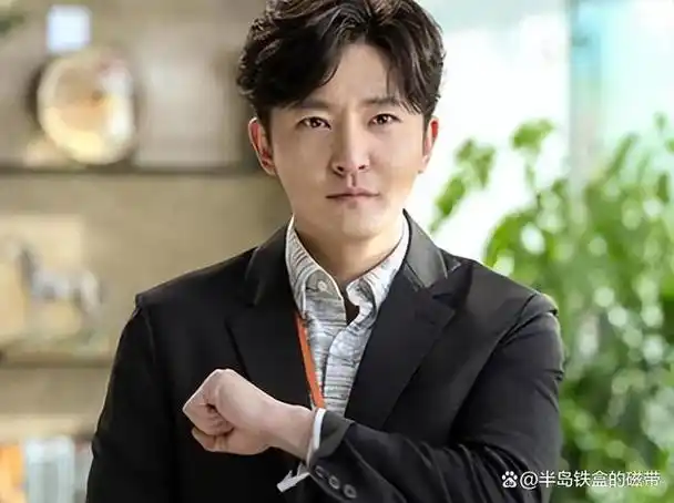 41岁"老男孩"郭京飞:为何结婚15年0绯闻?看老婆是谁就明白了