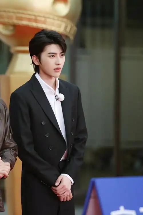 奔跑吧蔡徐坤#蔡徐坤这套黑色西装太好看了吧,太有气质了!