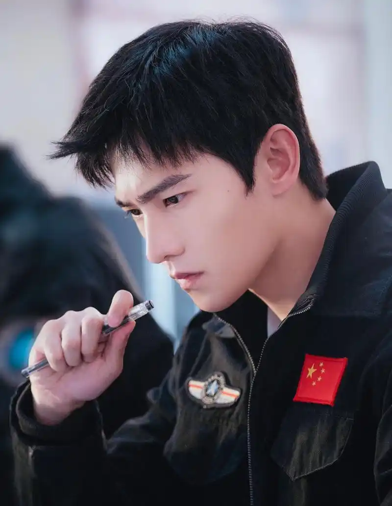 02《你是我的荣耀》发布杨洋最新工装造型剧照,航天科学家于途专注