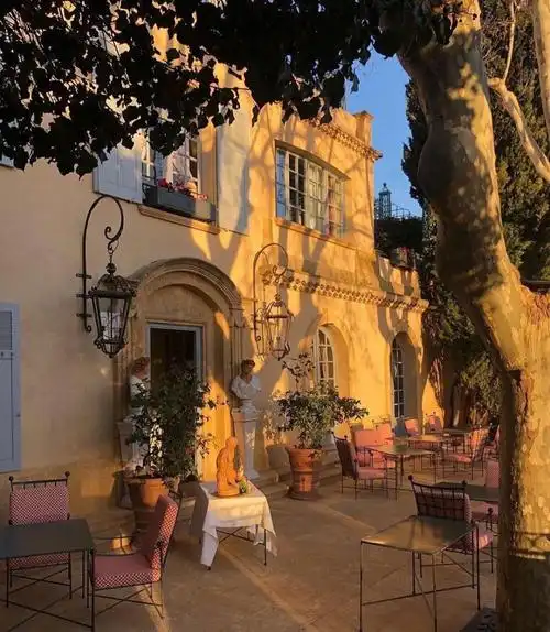 ins背景图"秋日的阳光明媚不忧伤,仿佛万物都在各自的领域闪闪发光"