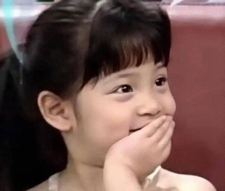 照片中的欧阳娜娜穿着可爱,发型非常亮眼,手里拿着小包包走秀,开始很