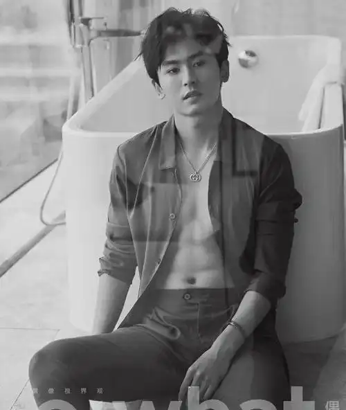 30岁张哲瀚身材照帅上热搜,这翘臀是认真的吗?|型男|腹肌_网易订阅