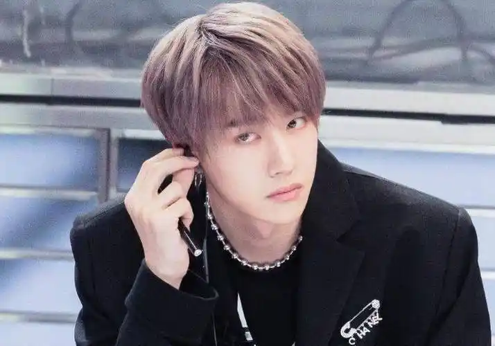 王一博当初作为男团组合在国外出道,虽然在组合中年龄最小,看起来非常