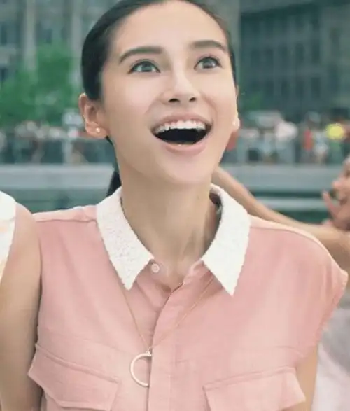 杨颖14岁照片被扒出,一嘴"烂牙"像玻璃渣子,颜值却很高