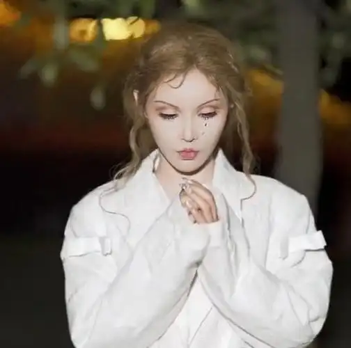 迪丽拉为男友放弃公主裙穿回正常人的衣服网友却觉得不适合