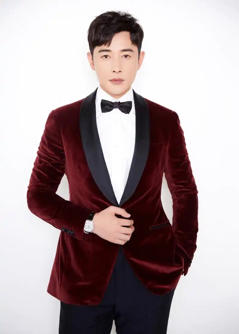 罗晋红色丝绒西服搭配"晋式"暖笑,抛开所有的烦恼,迎接新年 2019年2月