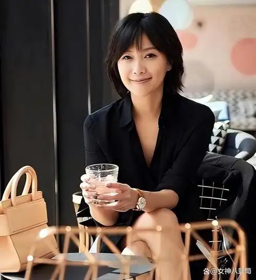 19岁开始男人不断,半百了还没玩够,"风流才女"徐静蕾现形记