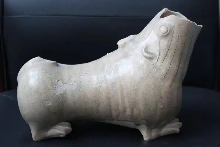 含博文物展播青釉虎子银果盒